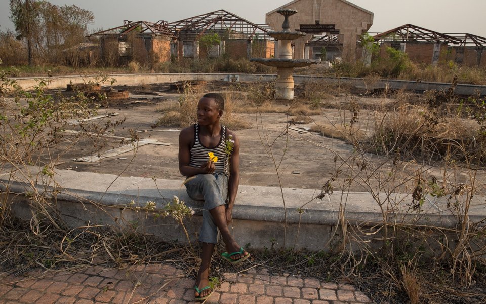 Οι Βερσαλίες της Αφρικής: Η μεγαλομανία ενός δικτάτορα και τα παλάτια της απίστευτης χλιδής που τώρα ρημάζουν [εικόνες] | iefimerida.gr 4