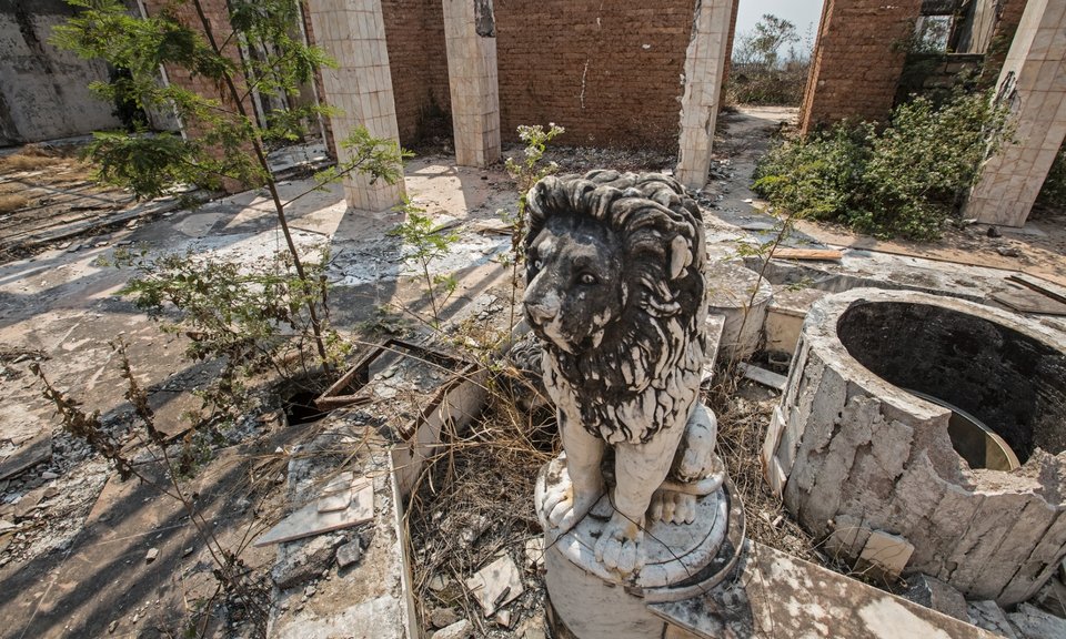 Οι Βερσαλίες της Αφρικής: Η μεγαλομανία ενός δικτάτορα και τα παλάτια της απίστευτης χλιδής που τώρα ρημάζουν [εικόνες] | iefimerida.gr 2