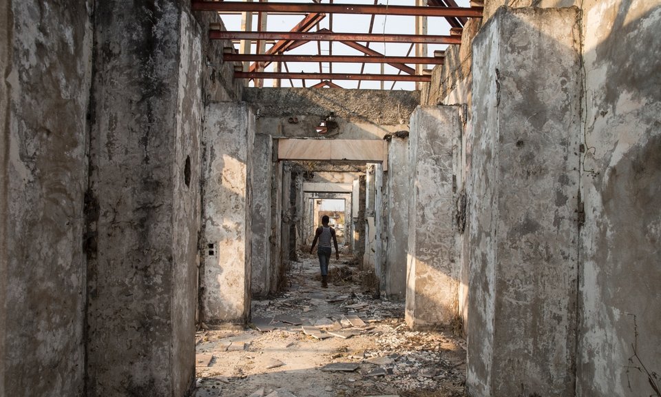 Οι Βερσαλίες της Αφρικής: Η μεγαλομανία ενός δικτάτορα και τα παλάτια της απίστευτης χλιδής που τώρα ρημάζουν [εικόνες] | iefimerida.gr 1