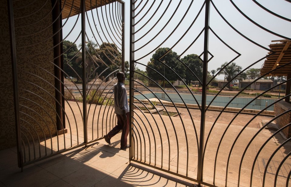 Οι Βερσαλίες της Αφρικής: Η μεγαλομανία ενός δικτάτορα και τα παλάτια της απίστευτης χλιδής που τώρα ρημάζουν [εικόνες] | iefimerida.gr 10