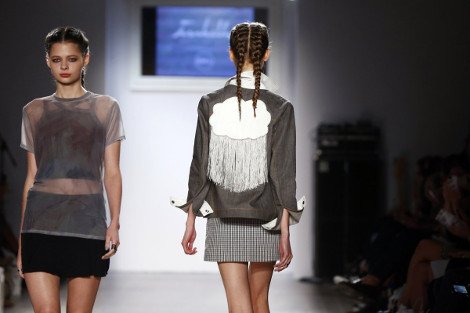 Ιέρεια της μόδας μόλις 13 ετών: Η ιδιοφυής έφηβη που έκλεψε την παράσταση στη Νέα Υόρκη [εικόνες] | iefimerida.gr 1