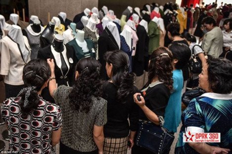  Τι επιτρέπει ο Κιμ Γιονγκ Ουν στις γυναίκες να φορούν -Μαϊμού Chanel και Burberry και άλλα ντεμοντέ συνολάκια [εικόνες] | iefimerida.gr 14