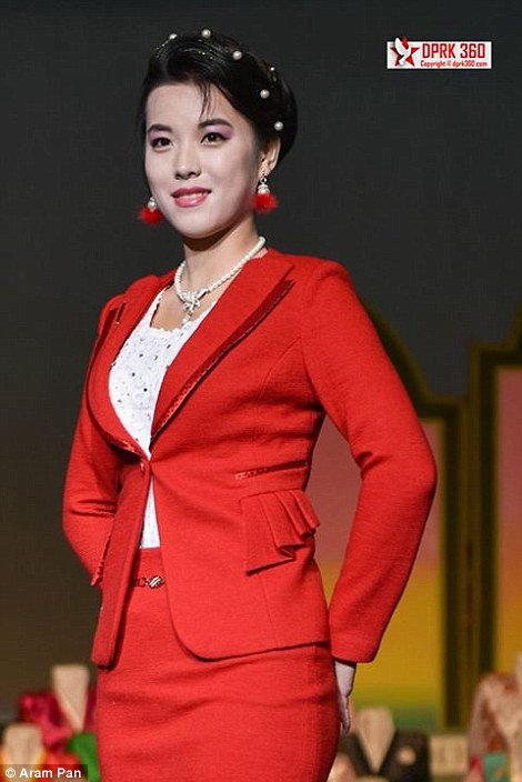  Τι επιτρέπει ο Κιμ Γιονγκ Ουν στις γυναίκες να φορούν -Μαϊμού Chanel και Burberry και άλλα ντεμοντέ συνολάκια [εικόνες] | iefimerida.gr 4