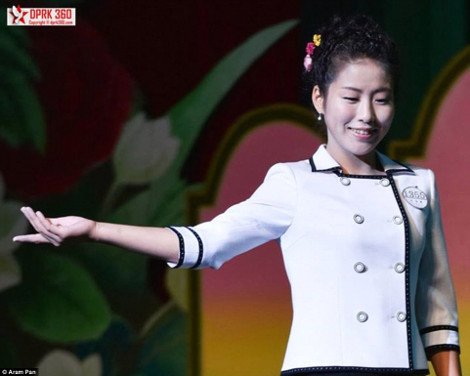  Τι επιτρέπει ο Κιμ Γιονγκ Ουν στις γυναίκες να φορούν -Μαϊμού Chanel και Burberry και άλλα ντεμοντέ συνολάκια [εικόνες] | iefimerida.gr 5