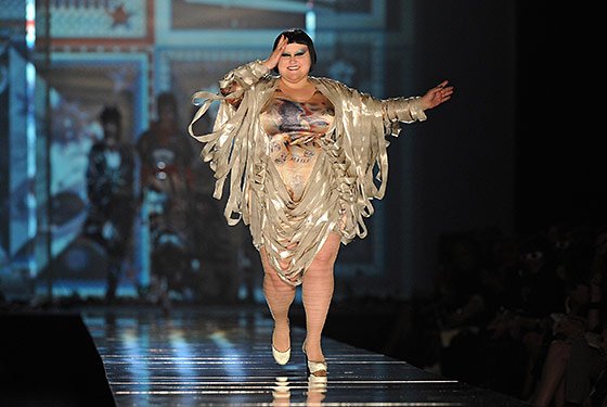 Μόδα για ευτραφείς χωρίς ενοχές από μια ροκ τραγουδίστρια [εικόνες] | iefimerida.gr 6