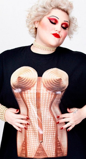 Μόδα για ευτραφείς χωρίς ενοχές από μια ροκ τραγουδίστρια [εικόνες] | iefimerida.gr 2