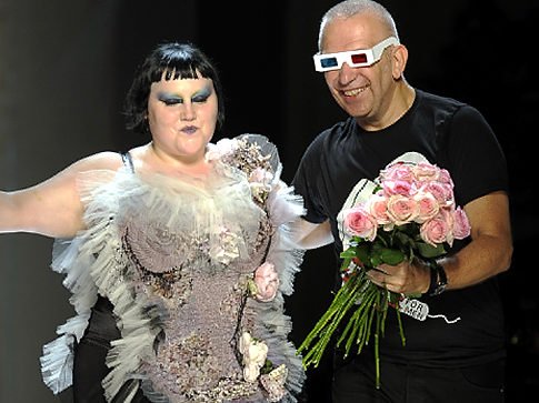 Μόδα για ευτραφείς χωρίς ενοχές από μια ροκ τραγουδίστρια [εικόνες] | iefimerida.gr 8