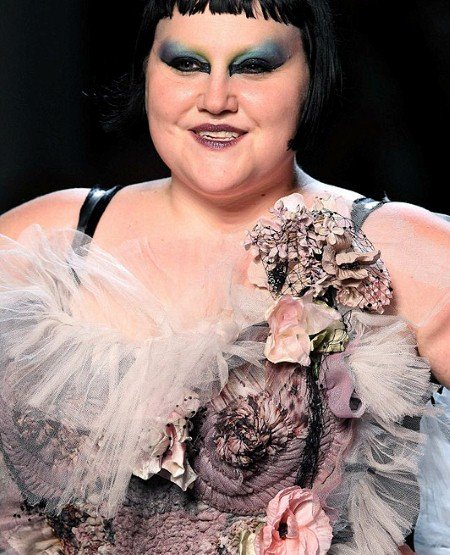 Μόδα για ευτραφείς χωρίς ενοχές από μια ροκ τραγουδίστρια [εικόνες] | iefimerida.gr 10