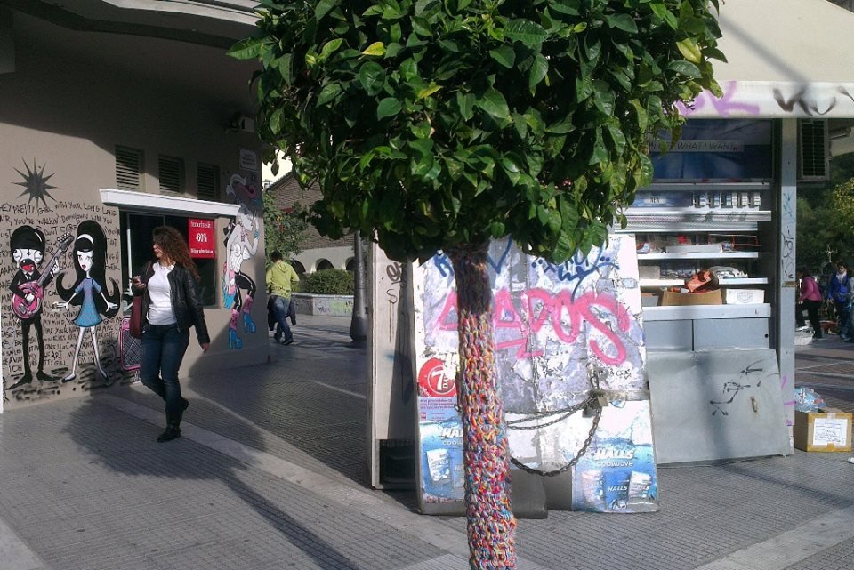 Στη Θεσσαλονίκη ντύνουν με πολύχρωμα πλεκτά τα δέντρα για να μην κρυώνουν [εικόνες] | iefimerida.gr 2