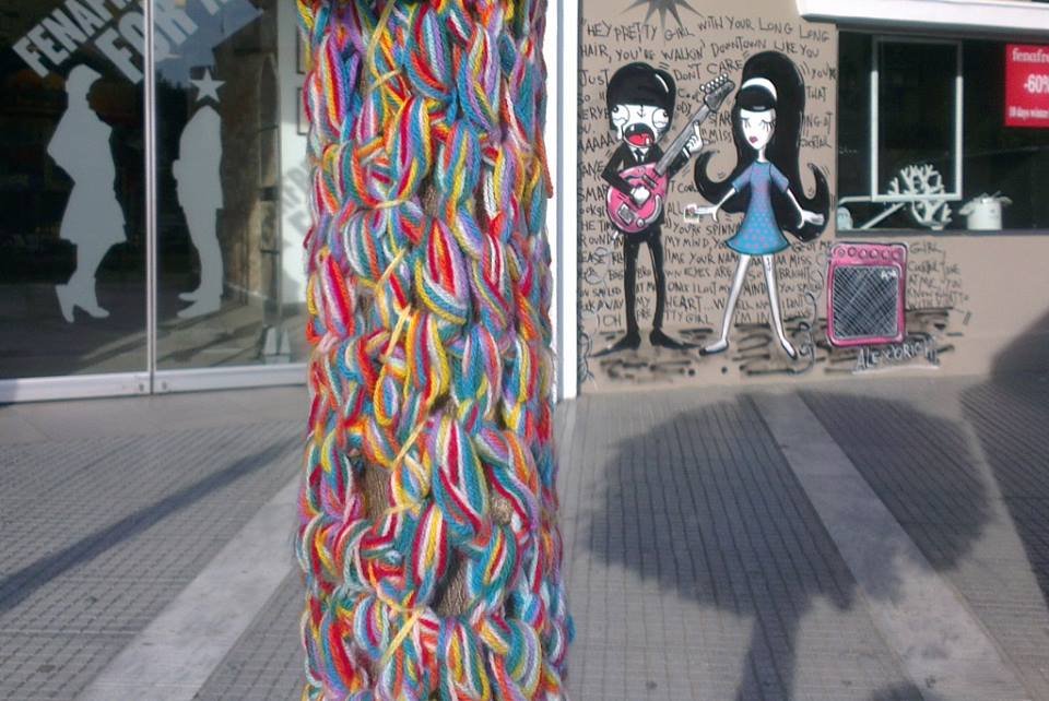 Στη Θεσσαλονίκη ντύνουν με πολύχρωμα πλεκτά τα δέντρα για να μην κρυώνουν [εικόνες] | iefimerida.gr 0