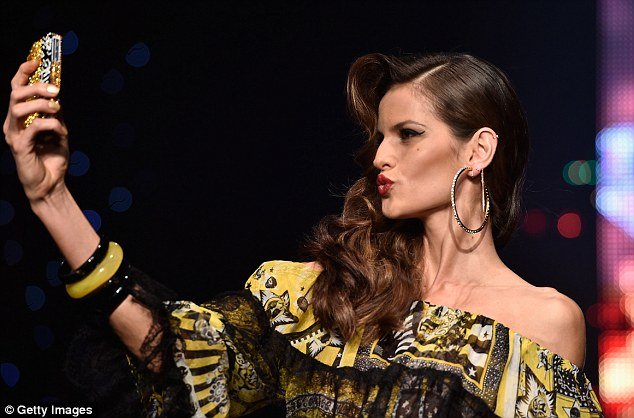 Μοντέλο σωριάζεται στην πασαρέλα στη διάρκεια επίδειξης του Γκοτιέ [εικόνες] | iefimerida.gr 6