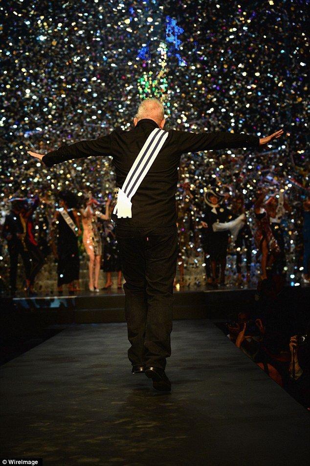 Μοντέλο σωριάζεται στην πασαρέλα στη διάρκεια επίδειξης του Γκοτιέ [εικόνες] | iefimerida.gr 8