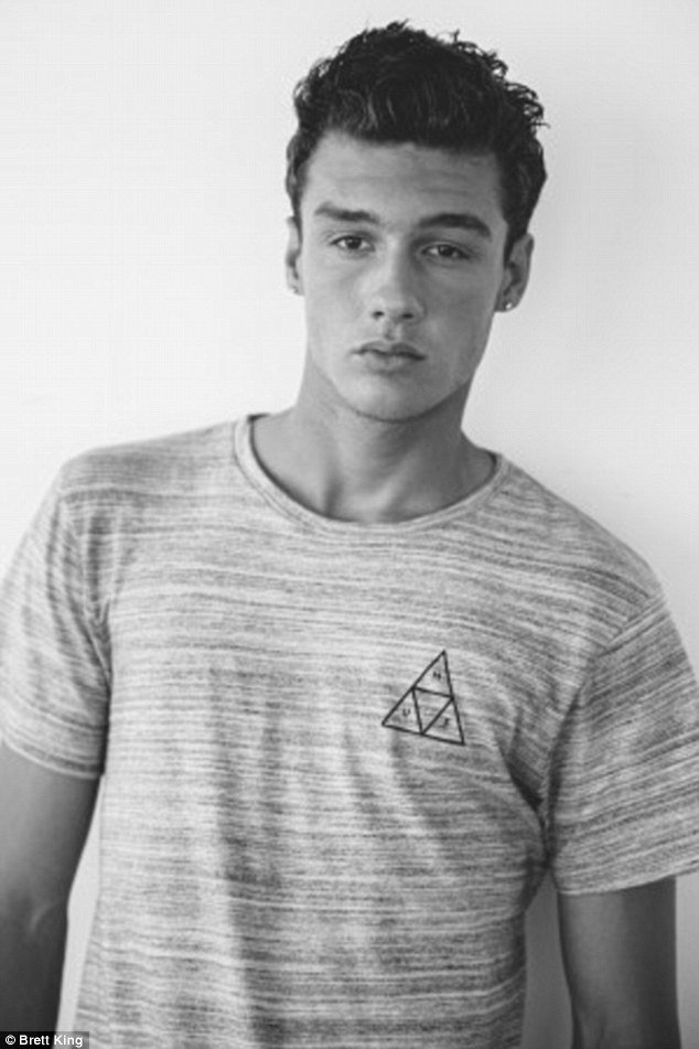 Τον βρήκαν να κοιμάται στην παραλία και τον έκαναν μοντέλο – Η ιστορία του Τζον Οικονόμου [εικόνες] | iefimerida.gr 0