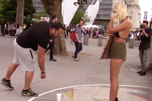 Μοντέλο κάνει έρανο στο δρόμο για να μεγαλώσει το στήθος της [εικόνες] | iefimerida.gr 1