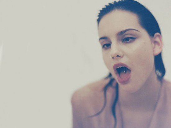 H Moffy Modelo κατάφερε και έγινε κορυφαίο μοντέλο παρά τον στραβισμό της [εικόνες]     | iefimerida.gr 2