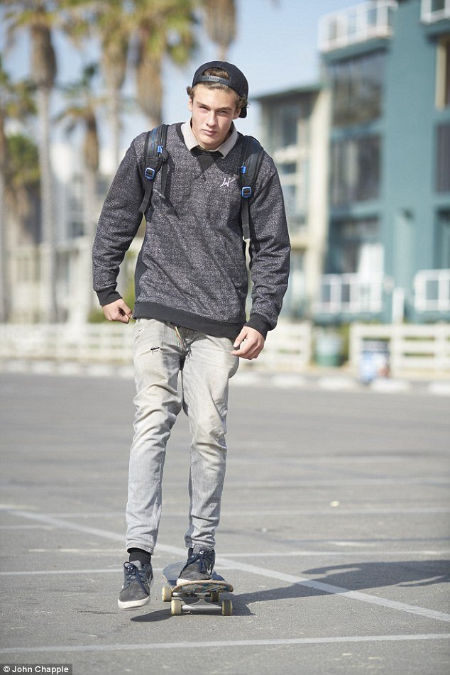 Τον βρήκαν να κοιμάται στην παραλία και τον έκαναν μοντέλο – Η ιστορία του Τζον Οικονόμου [εικόνες] | iefimerida.gr 2