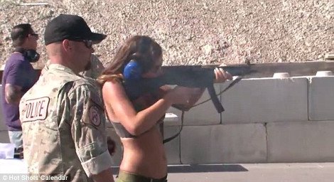 Η φωτογράφιση που σκανδάλισε ΗΠΑ και Βρετανία: Ημίγυμνα μοντέλα πυροβολούν με πραγματικά πυρά [εικόνες&βίντεο] | iefimerida.gr 3