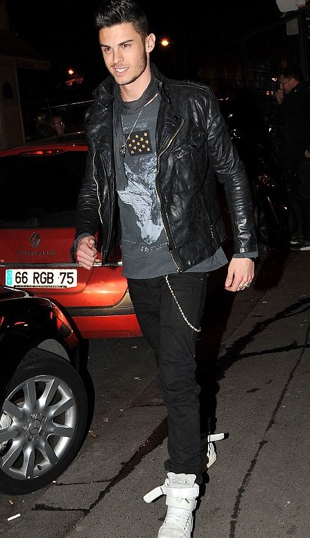 Διάσημη ζωντοχήρα, αντί για μαύρα, τα έβαψε όλα... μπλε [εικόνες] | iefimerida.gr 1