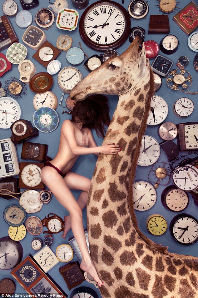 «Οι γυναίκες δεν είναι απλά ένα κομμάτι κρέας»: Πάλεψε με την ανορεξία, την ξεπέρασε και φωτογραφήθηκε γυμνή -Σε σοκαριστικές πόζες [εικόνες] | iefimerida.gr 0