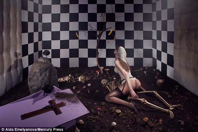 «Οι γυναίκες δεν είναι απλά ένα κομμάτι κρέας»: Πάλεψε με την ανορεξία, την ξεπέρασε και φωτογραφήθηκε γυμνή -Σε σοκαριστικές πόζες [εικόνες] | iefimerida.gr 9