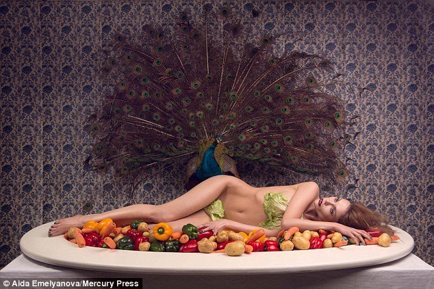 «Οι γυναίκες δεν είναι απλά ένα κομμάτι κρέας»: Πάλεψε με την ανορεξία, την ξεπέρασε και φωτογραφήθηκε γυμνή -Σε σοκαριστικές πόζες [εικόνες] | iefimerida.gr 10