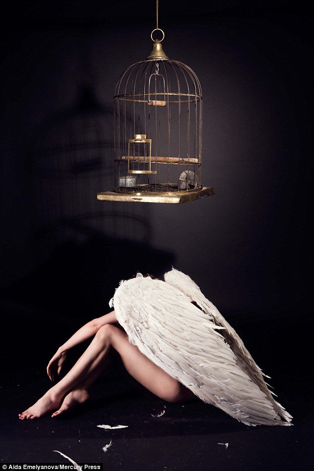 «Οι γυναίκες δεν είναι απλά ένα κομμάτι κρέας»: Πάλεψε με την ανορεξία, την ξεπέρασε και φωτογραφήθηκε γυμνή -Σε σοκαριστικές πόζες [εικόνες] | iefimerida.gr 1