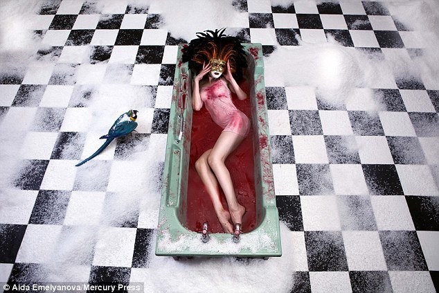 «Οι γυναίκες δεν είναι απλά ένα κομμάτι κρέας»: Πάλεψε με την ανορεξία, την ξεπέρασε και φωτογραφήθηκε γυμνή -Σε σοκαριστικές πόζες [εικόνες] | iefimerida.gr 2