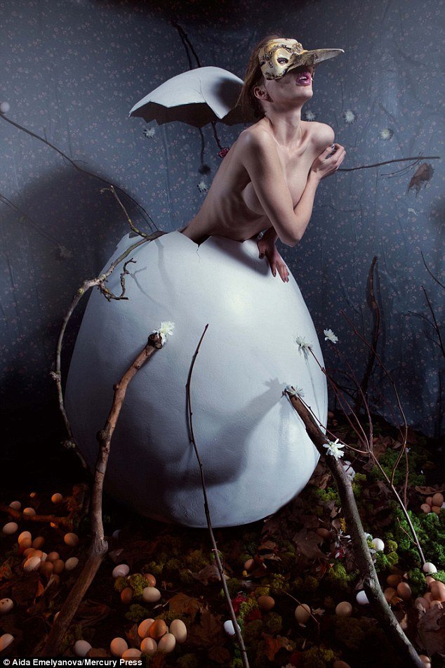 «Οι γυναίκες δεν είναι απλά ένα κομμάτι κρέας»: Πάλεψε με την ανορεξία, την ξεπέρασε και φωτογραφήθηκε γυμνή -Σε σοκαριστικές πόζες [εικόνες] | iefimerida.gr 4