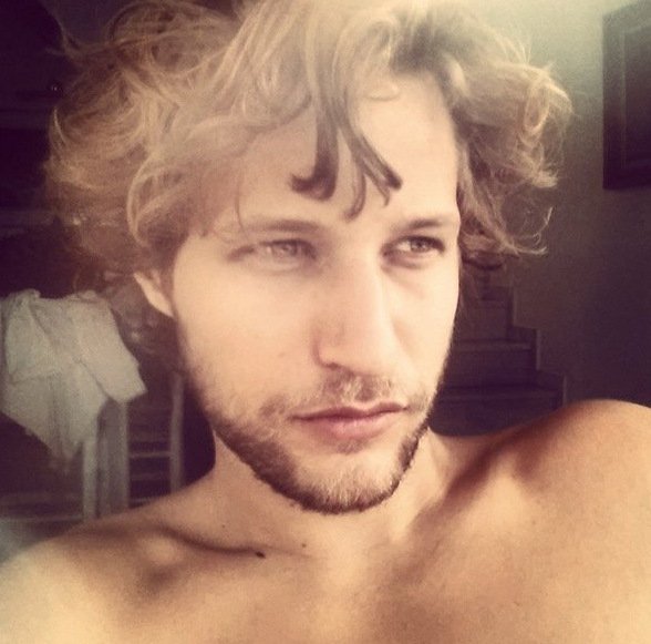 Μοντέλο ελληνικής καταγωγής «έκοψε» το σεξ, για να σώσει τα μαλλιά του [εικόνες] | iefimerida.gr 1