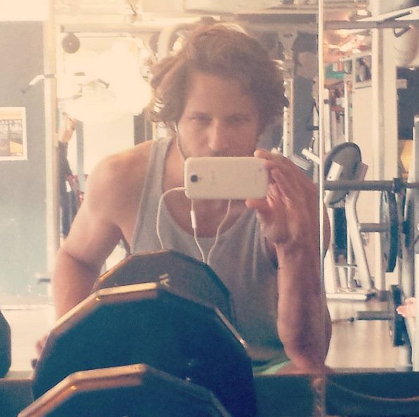 Μοντέλο ελληνικής καταγωγής «έκοψε» το σεξ, για να σώσει τα μαλλιά του [εικόνες] | iefimerida.gr 2