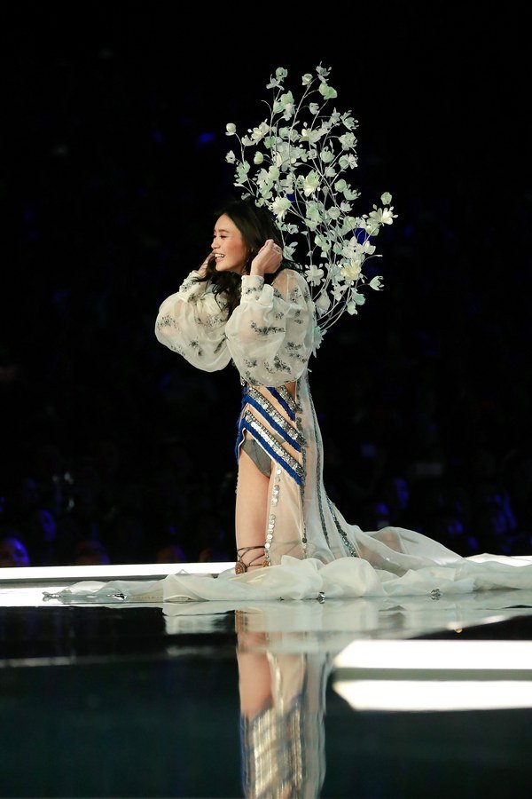 Καρέ-καρέ η θεαματική τούμπα μοντέλου στο σόου της Victoria's Secret [εικόνες & βίντεο] | iefimerida.gr 2