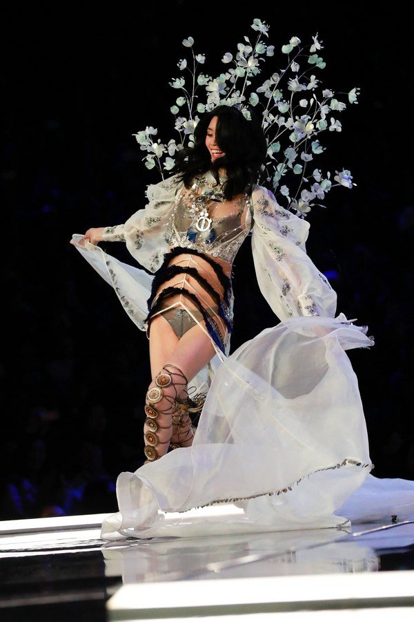 Καρέ-καρέ η θεαματική τούμπα μοντέλου στο σόου της Victoria's Secret [εικόνες & βίντεο] | iefimerida.gr 0