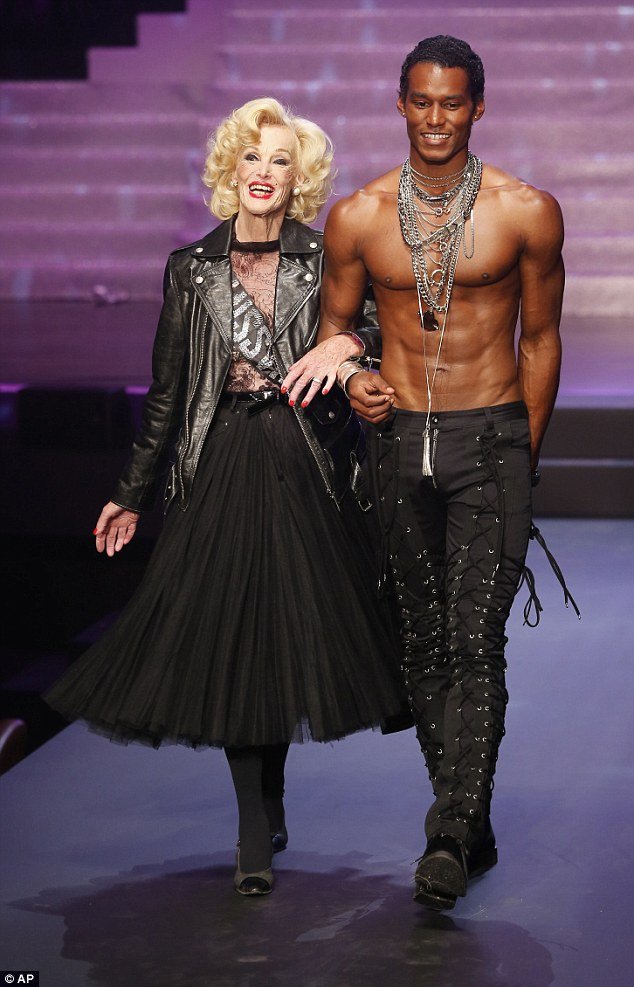 Μοντέλο σωριάζεται στην πασαρέλα στη διάρκεια επίδειξης του Γκοτιέ [εικόνες] | iefimerida.gr 14