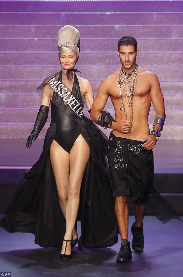 Μοντέλο σωριάζεται στην πασαρέλα στη διάρκεια επίδειξης του Γκοτιέ [εικόνες] | iefimerida.gr 15