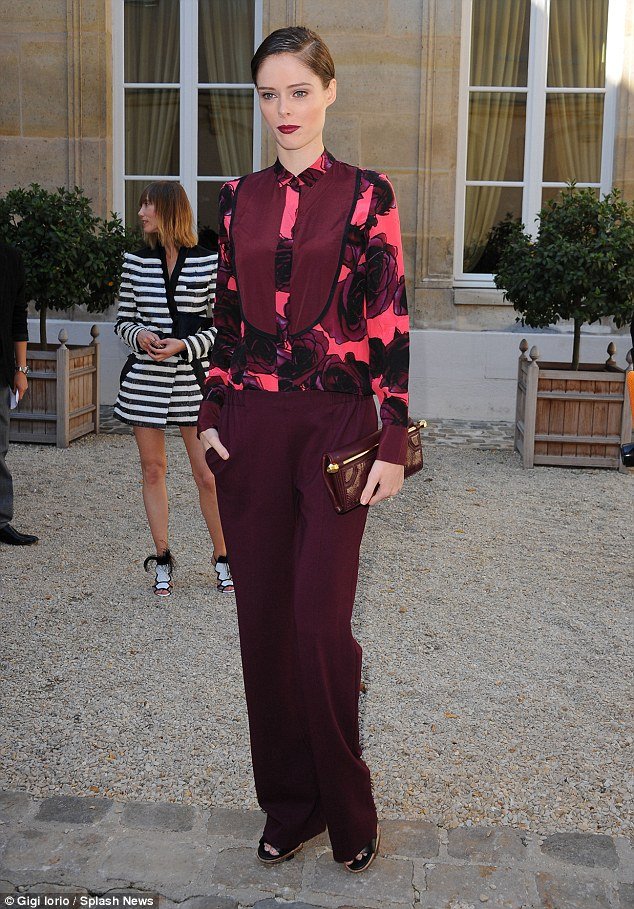 Μοντέλο σωριάζεται στην πασαρέλα στη διάρκεια επίδειξης του Γκοτιέ [εικόνες] | iefimerida.gr 10