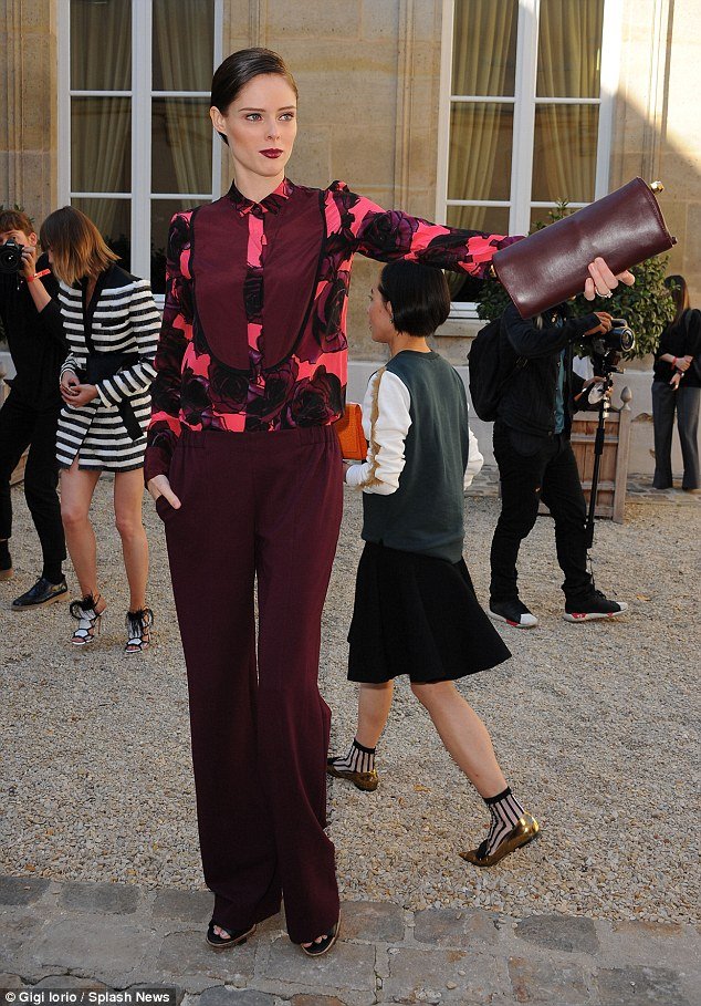 Μοντέλο σωριάζεται στην πασαρέλα στη διάρκεια επίδειξης του Γκοτιέ [εικόνες] | iefimerida.gr 11