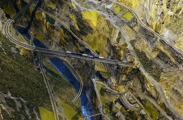 Εντυπωσιακό: Το μεγαλύτερο μοντέλο σιδηροδρόμου που μοιάζει αληθινό [εικόνες] | iefimerida.gr 0