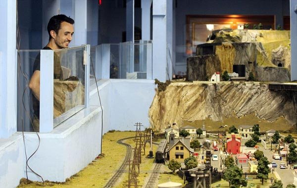 Εντυπωσιακό: Το μεγαλύτερο μοντέλο σιδηροδρόμου που μοιάζει αληθινό [εικόνες] | iefimerida.gr 9