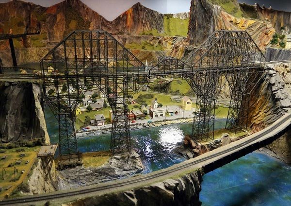 Εντυπωσιακό: Το μεγαλύτερο μοντέλο σιδηροδρόμου που μοιάζει αληθινό [εικόνες] | iefimerida.gr 1