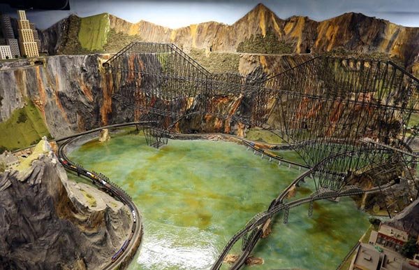 Εντυπωσιακό: Το μεγαλύτερο μοντέλο σιδηροδρόμου που μοιάζει αληθινό [εικόνες] | iefimerida.gr 3