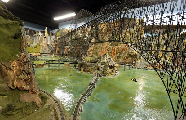 Εντυπωσιακό: Το μεγαλύτερο μοντέλο σιδηροδρόμου που μοιάζει αληθινό [εικόνες] | iefimerida.gr 6