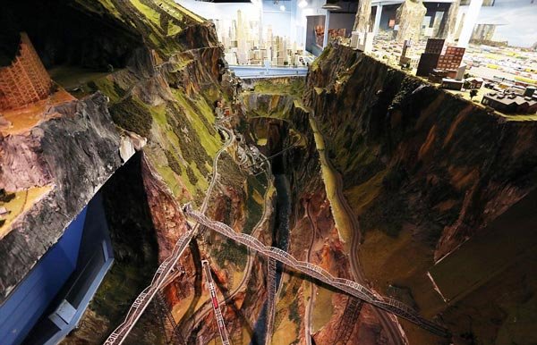 Εντυπωσιακό: Το μεγαλύτερο μοντέλο σιδηροδρόμου που μοιάζει αληθινό [εικόνες] | iefimerida.gr 7