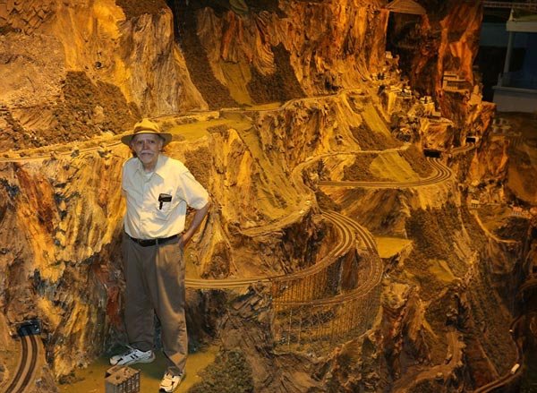 Εντυπωσιακό: Το μεγαλύτερο μοντέλο σιδηροδρόμου που μοιάζει αληθινό [εικόνες] | iefimerida.gr 8