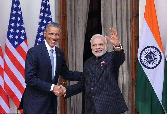 Το πιο κιτς κοστούμι αρχηγού κράτους -Ο πρωθυπουργός της Ινδίας φόρεσε ένα με το όνομά του σε ρίγες [εικόνες] | iefimerida.gr 0