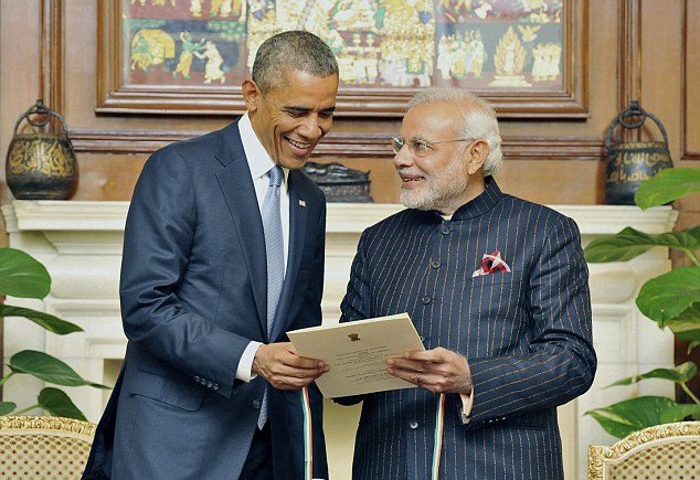 Το πιο κιτς κοστούμι αρχηγού κράτους -Ο πρωθυπουργός της Ινδίας φόρεσε ένα με το όνομά του σε ρίγες [εικόνες] | iefimerida.gr 1