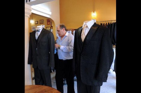 Ενας μόδιστρος... επαναστάτης: Φτιάχνει κοστούμια χωρίς τσέπες για να καταγγείλει τη διαφθορά [εικόνες] | iefimerida.gr 1