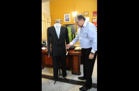 Ενας μόδιστρος... επαναστάτης: Φτιάχνει κοστούμια χωρίς τσέπες για να καταγγείλει τη διαφθορά [εικόνες] | iefimerida.gr 0