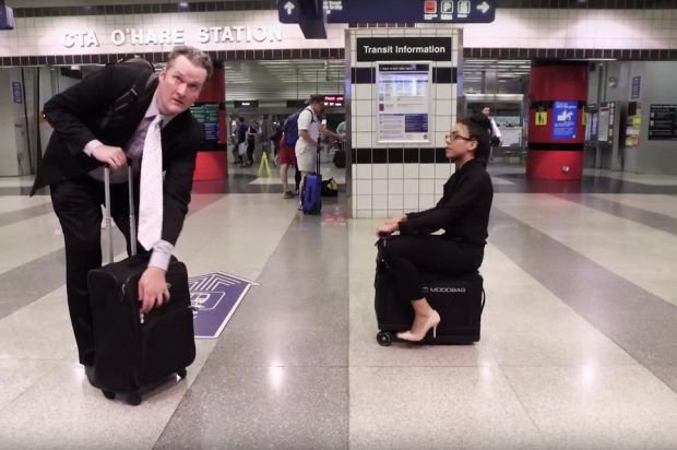 Μεγαλοφυής ιδέα: Η βαλίτσα που γίνεται... σκούτερ [εικόνες & βίντεο] | iefimerida.gr 0