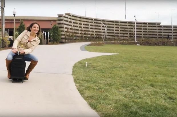 Μεγαλοφυής ιδέα: Η βαλίτσα που γίνεται... σκούτερ [εικόνες & βίντεο] | iefimerida.gr 1