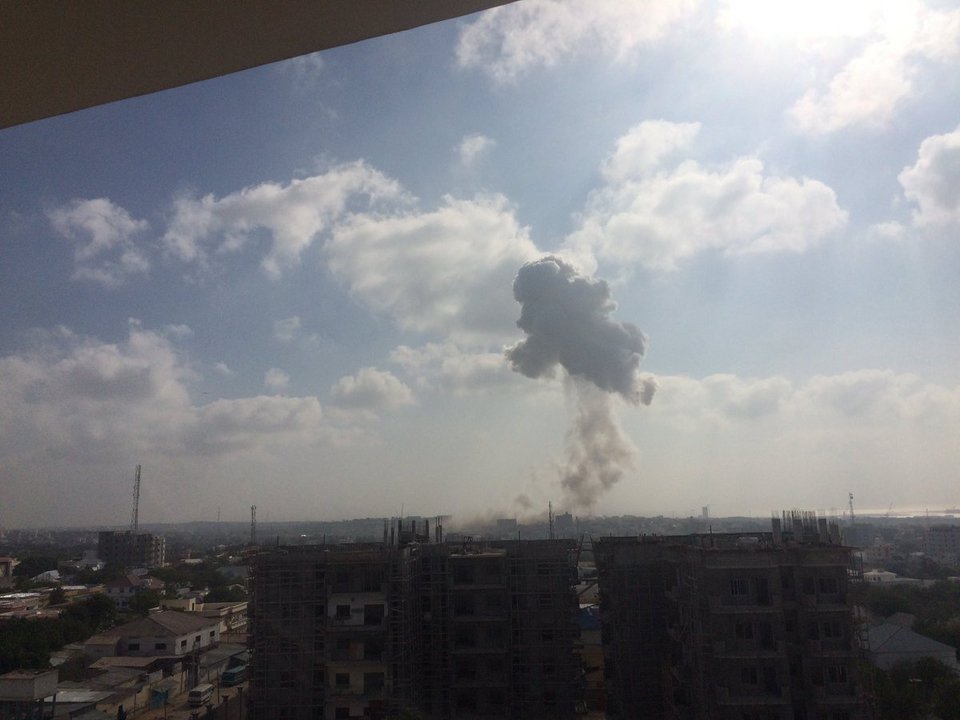 Σομαλία: Αυτοκίνητο κατέστρεψε την κεντρική είσοδο ξενοδοχείου στην Μογκαντίσου [εικόνες&βίντεο] | iefimerida.gr 0